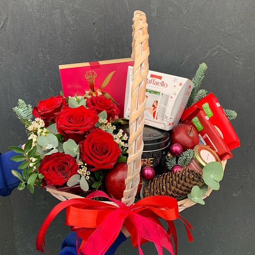 Подарочная корзина с шоколадными конфетами, чаем и композицией из роз «Наслаждение». Фото №2