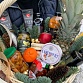 Подарочная корзина с фруктами, сырами, соленьями и новогодним декором "Вереница вкусов". Фото №6