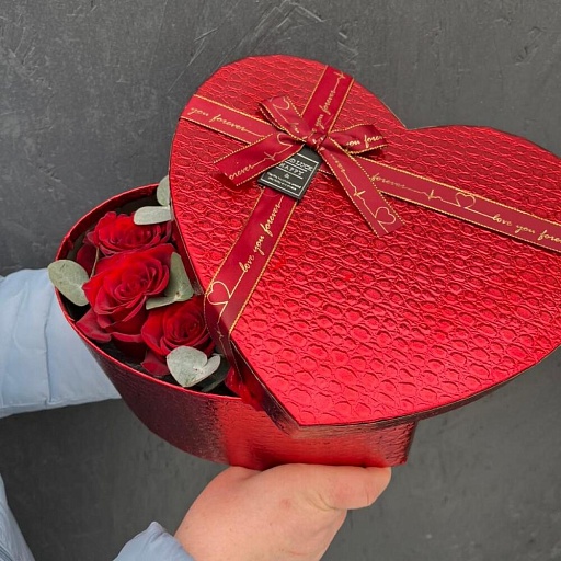 Композиция из красных роз и эвкалипта в коробке-сердце "Влюбленность". Фото №3