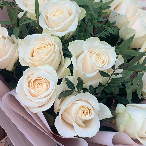 Букет из 15 белых роз с эвкалиптом "Венделла". Фото №5