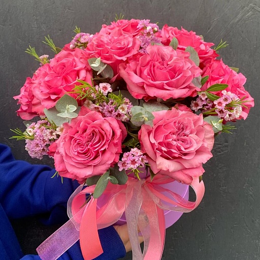 Шляпная коробка с пионовидными розами Кантри Блюз, ваксфлауэром и эвкалиптом "Наоми". Фото №4