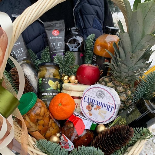 Подарочная корзина с фруктами, сырами, соленьями и новогодним декором "Вереница вкусов". Фото №4