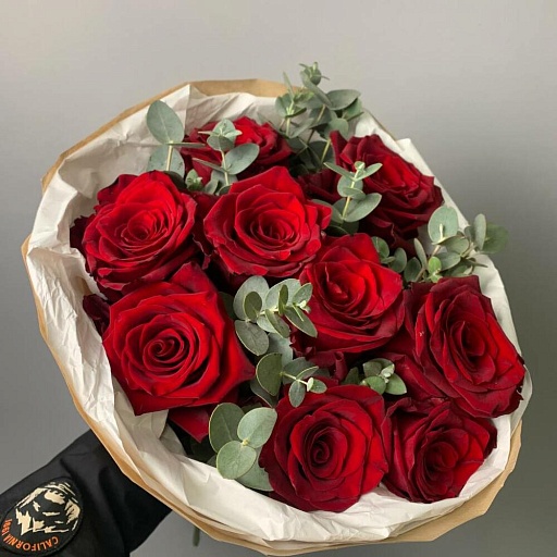 Букет из 9 красных роз с эвкалиптом "Альбион". Фото №3