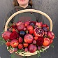 Фруктовая подарочная корзина с гранатами, розами, яблоками, ягодами и корицей "Ред Вельвет". Фото №10