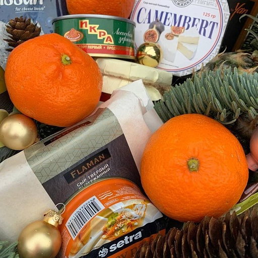 Подарочная корзина с фруктами, сырами, соленьями, икрой и грибами "Праздничное застолье". Фото №4