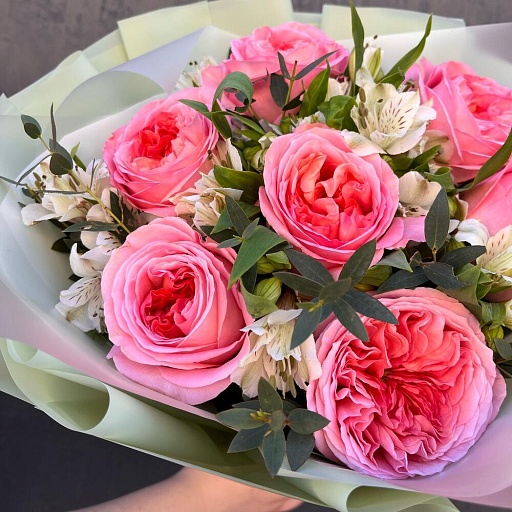 Букет из розовых роз, альстромерии и зелени «Маргарита». Фото №3