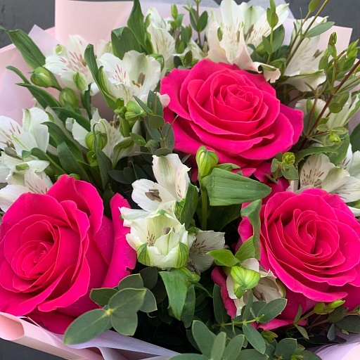Букет из белых альстромерий, розовых роз и эвкалипта "Маркиза". Фото №5