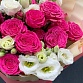 Букет из розовых кустовых пионовидных роз с белой эустомой "Камилла". Фото №6