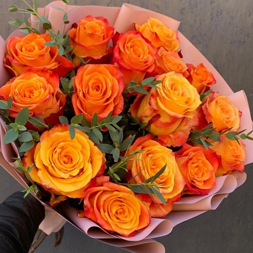 Букет из 15 красно-жёлтых роз с эвкалиптом "Силантой". Фото №3