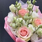 Букет из розовых роз и белой махровой эустомы «Рио». Фото №8