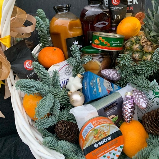 Подарочная корзина с фруктами, сырами, соком, соленьями, колбасой и сезонным декором "Экстра". Фото №5
