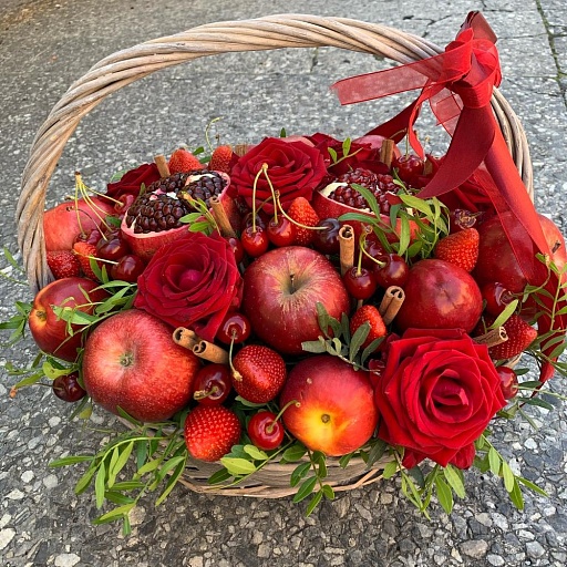 Фруктовая подарочная корзина с гранатами, розами, яблоками, ягодами и корицей "Ред Вельвет". Фото №2