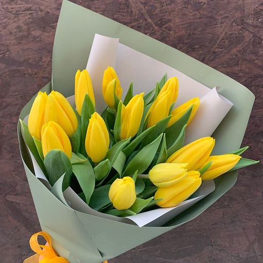 Букет из 15 желтых тюльпанов "Весеннее солнце". Фото №2