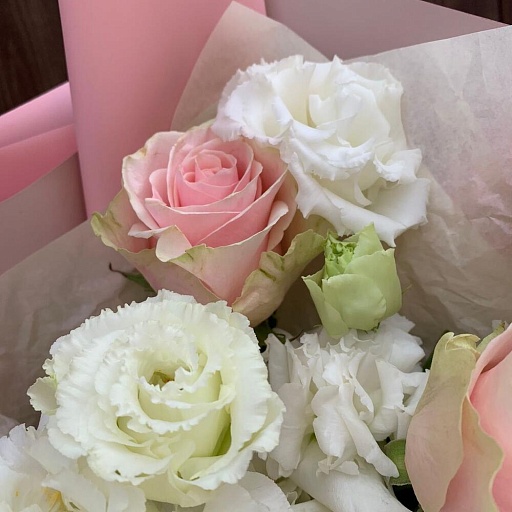 Букет из розовых роз и белой эустомы «Рио». Фото №5