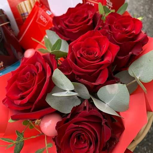 Подарочная корзина с шоколадными конфетами и композицией из роз "Для милых дам". Фото №4