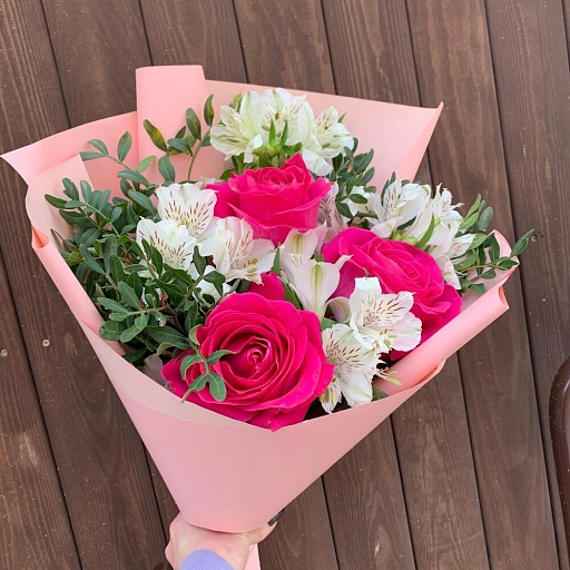 Букет из белых альстромерий, розовых роз и зелени "Маркиза". Фото №5