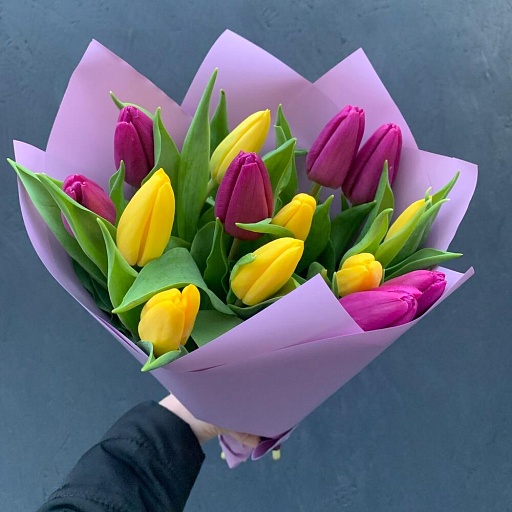 Букет из 15 фиолетовых и желтых тюльпанов "Яркий лучик". Фото №4