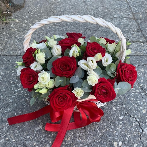Корзина с красными розами, белой эустомой и эвкалиптом "Рафаэлло". Фото №4