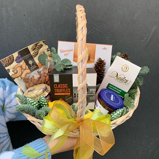 Подарочный набор с медом, чаем, конфетами, конфитюром и орехами в корзине "Тепло камина". Фото №3