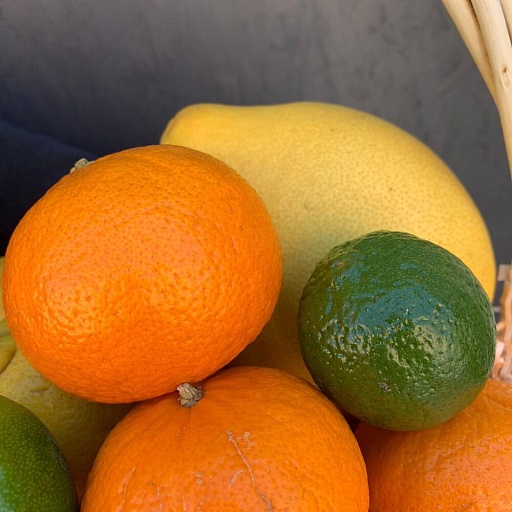 Фруктовая подарочная корзина с мандаринами, лимонами, лаймами и помело «Цитрус". Фото №5
