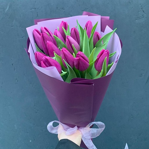 Букет из 15 фиолетовых тюльпанов в стильной упаковке "Сливовица". Фото №3