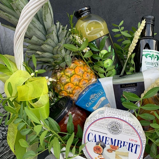 Подарочная корзина с благородными сырами, оливками, вялеными томатами, фруктами и декором "Грин Эпл". Фото №4