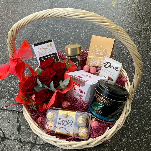 Подарочная корзина с чаем, кофе, шоколадными конфетами и красными розами "Признание". Фото №3