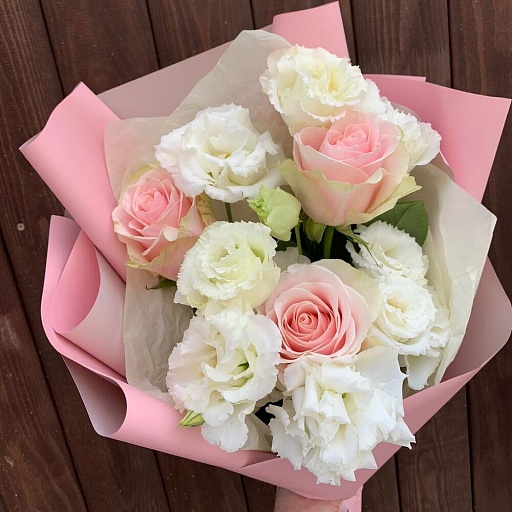 Букет из розовых роз и белой эустомы «Рио». Фото №3