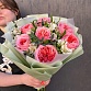 Букет из розовых роз, альстромерии и зелени «Маргарита». Фото №6