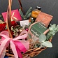 Подарочная корзина с шоколадными конфетами, чаем, кофе, соком, орехами и цветочной композицией «Бруно». Фото №6