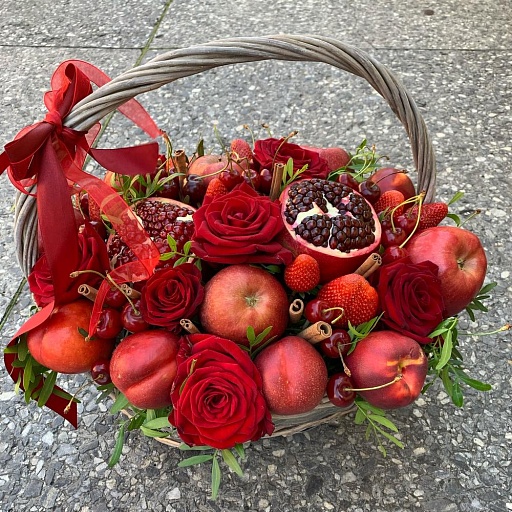Фруктовая подарочная корзина с гранатами, розами, яблоками, ягодами и корицей "Ред Вельвет". Фото №3